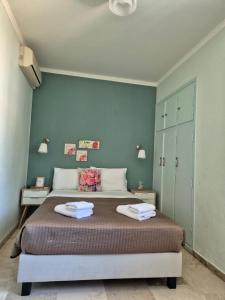 波罗斯多洛辛诺斯公寓的一间卧室配有一张床,上面有两条毛巾