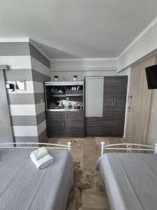 波罗斯多洛辛诺斯公寓的一间带两张床和大橱柜的卧室