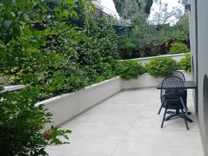 扎达尔Villa Maboka的庭院配有桌椅和植物