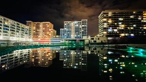 克卢日-纳波卡AD Apartments的城市天际线,晚上有高楼