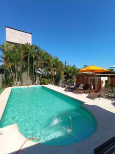 伊瓜苏港伊瓜苏阿尔图斯酒店的度假村中央的游泳池
