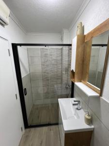 弗拉查尔（历史区）Paradiso1的浴室配有白色水槽和淋浴。
