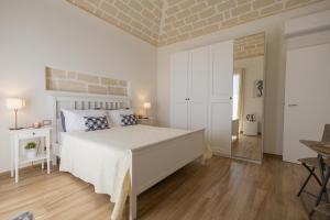 马里迪莫Marettimo Vacanze的一间卧室设有一张大床和砖墙