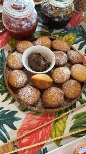 安加罗阿Teanehi Bed & Breakfast的桌子上放着一盘甜甜圈和一碗巧克力
