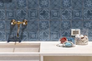 马里迪莫Marettimo Vacanze的浴室配有水槽和蓝色瓷砖墙