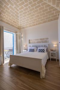 马里迪莫Marettimo Vacanze的一间卧室设有一张带砖砌天花板的大床
