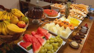 格拉玛多Villa Chalés Gramado - OH HOTÉIS的一张桌子上面有很多不同类型的水果
