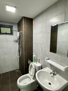 北赖Holiday Inn Stay 3B2R Meritus Residensi Perai的浴室配有白色卫生间和盥洗盆。