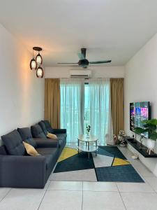北赖Holiday Inn Stay 3B2R Meritus Residensi Perai的客厅配有沙发和桌子