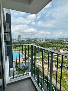 北赖Holiday Inn Stay 3B2R Meritus Residensi Perai的享有泳池景致的阳台