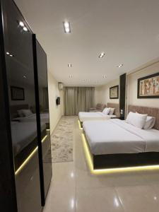 开罗Crowne Pyramids view inn的酒店客房设有两张床和玻璃墙