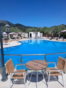 斯卡拉伯塔麦斯Ocean Beach Hotel的享有带桌椅的游泳池景致