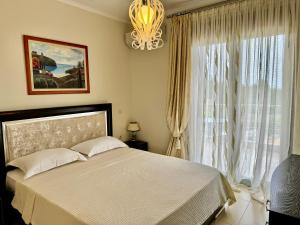 卡尼奥提Villas Hanioti的一间卧室设有一张床和一个大窗户