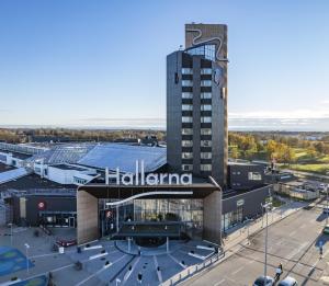 哈尔姆斯塔德Good Morning+ Halmstad的一座大建筑,上面有玻璃标志