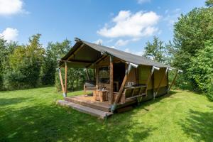 MeddooSafari tent 1 op Wellness Camping en B&B Stoltenborg的院子里田野的凉亭