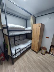 伊斯坦布尔Moon Hostel的客房设有两张双层床,铺有木地板。