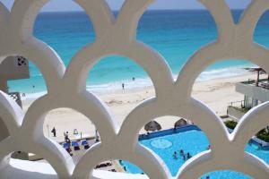坎昆BSEA坎昆广场酒店的从窗户可欣赏到海滩美景