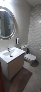 萨龙Saron Centro 1的一间带水槽、卫生间和镜子的浴室
