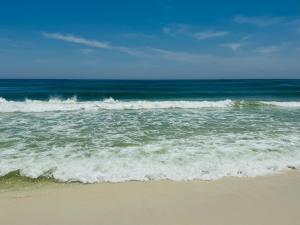 彭萨科拉海滩Pensacola Beach Front Emerald Waters的海浪海滩