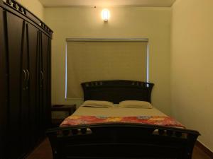 维特利Brothers villa的一间卧室配有一张带床头板的床和窗户