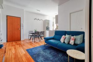 米兰Lattanzio Charming Suite - Porta Romana MM3的客厅配有蓝色的沙发和桌子