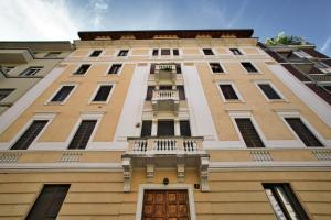 米兰Lattanzio Charming Suite - Porta Romana MM3的一座高大的建筑,上面设有一个阳台