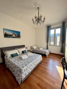 米兰Lattanzio Charming Suite - Porta Romana MM3的一间卧室配有两张床和吊灯。