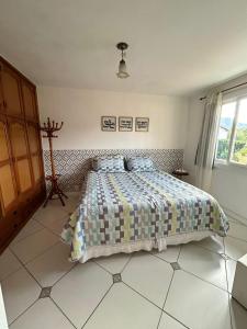 特雷索波利斯Cantinho na Serra的一间卧室配有床,床上装有被子