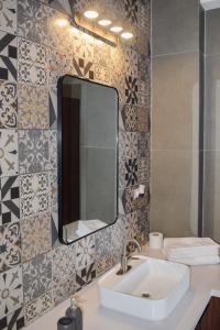 巴拿马城Modern luxury Studio with Rooftop + parking的一间带水槽和镜子的浴室