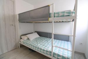 瓦伦西亚Vacansis Malvarrosa的客房配有2张双层床和床垫。