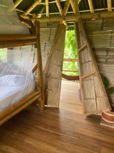伯里塔卡Finca La Selvita的开放式客房 - 带一张床和木地板