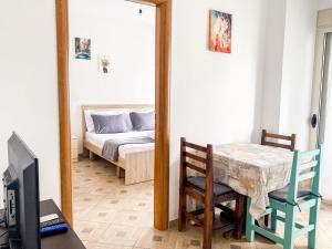 都拉斯LunaSol seaside Apartments的客房设有桌子、床和镜子