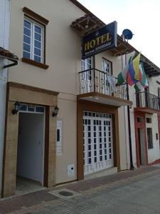 通哈Hotel Colonial El Bosque的建筑一侧有标志的酒店