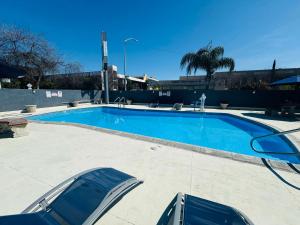 SureStay by Best Western Fresno Central内部或周边的泳池