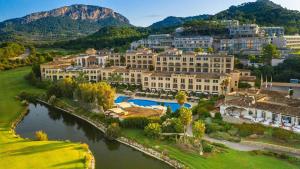 坎普德玛Steigenberger Hotel and Resort Camp de Mar的享有河流度假胜地的空中景致