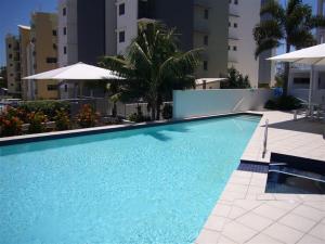 玛志洛洛维拉公寓酒店的大楼前的大型蓝色游泳池