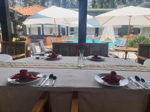 乔卢拉乔卢拉考古别墅酒店的餐桌,餐巾和餐具