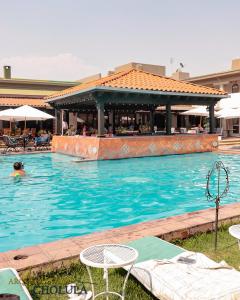 乔卢拉乔卢拉考古别墅酒店的水中有人的游泳池