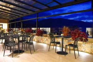 TalaveraMuña Hotel的一间带桌椅的山景餐厅