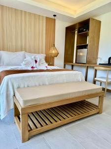 卢纳将军城赛尔高岛维拉斯酒店的一间卧室配有一张大床和一张桌子