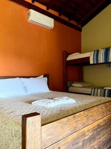 奥林匹亚Pousada Recanto Janbor的一间卧室设有两张双层床和一张带白色床单的床。