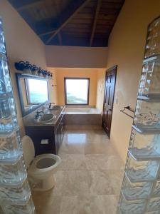 拿撒勒Private Oasis with Incredible Views的一间带卫生间和水槽的浴室