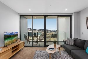 堪培拉Central Canberra 2-Bed with Gym & BBQ Area的带沙发和电视的客厅