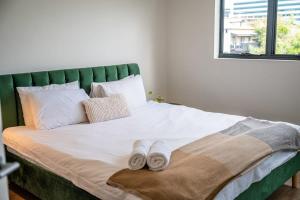 Tranquil 2-Bed Inner City Retreat with Parking DUPLICATE客房内的一张或多张床位