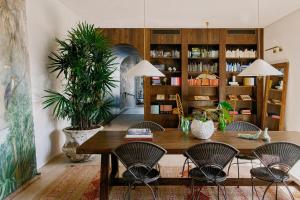 拜伦湾Basq House的一间带木桌和椅子的用餐室