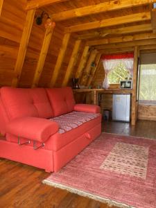 瓜塔维塔Mirador Valeisa的客厅里一张红色的沙发