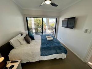 布里斯班South Brisbane 2-Bed with Views & Parking的一间卧室设有一张大床和一个阳台