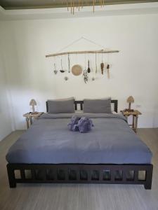 高兰The Mellow Mango的一间卧室配有一张带蓝色毯子的大床
