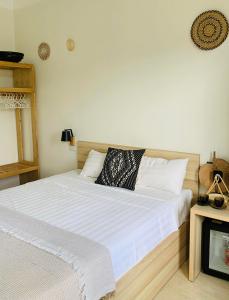 宁平Della Luna Tam Cốc的一间卧室配有一张带白色床单的床和电视。