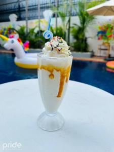 金边Pride Resort Cambodia的一杯冰激凌,奶油和洒水